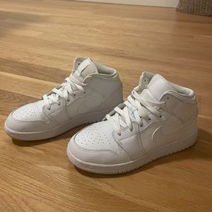 White mid nike Jordan’s